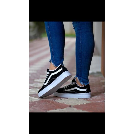 Women's sports shoes